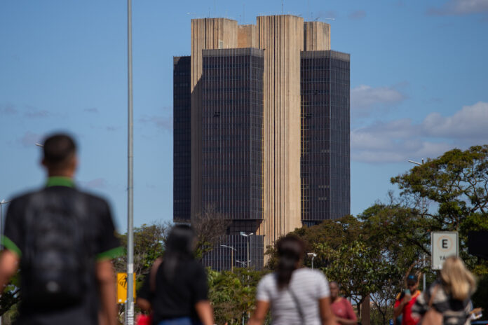 na-vespera-do-copom,-mercado-eleva-projecao-da-selic-para-12%-ao-ano