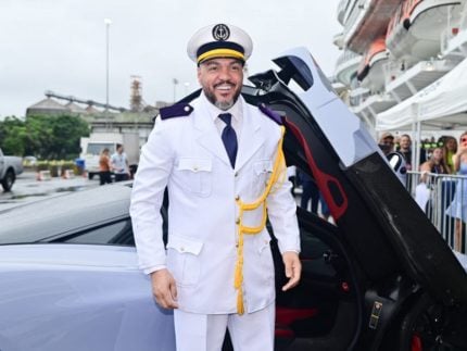 roberto-carlos,-e-voce?-belo-encarna-comandante-e-embarca-em-proprio-cruzeiro