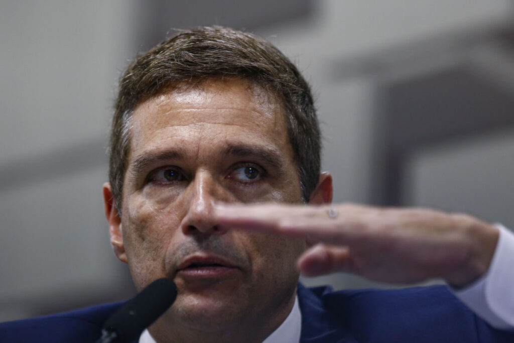 campos-neto-comanda-sua-ultima-reuniao-do-copom,-que-deve-subir-juros