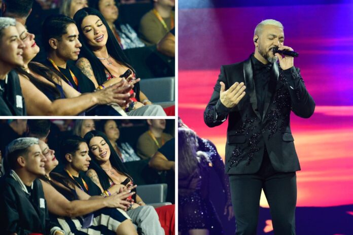 nova-namorada-de-belo-chega-de-helicoptero-em-navio-e-corre-para-ver-show-do-amado