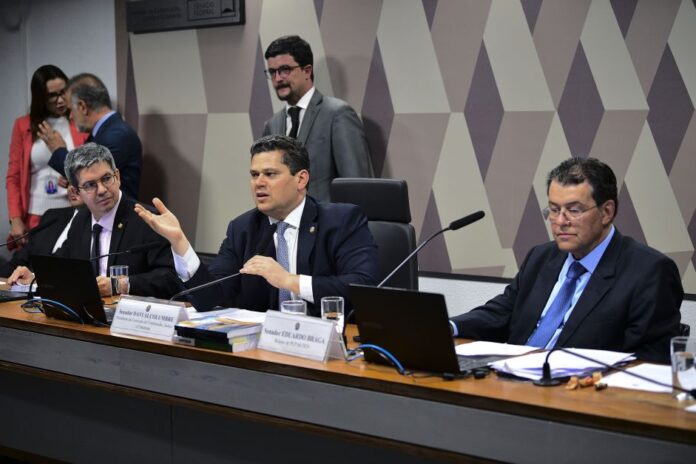 tributaria:-senadores-retiram-armas-e-bebidas-acucaradas-do-imposto seletivo