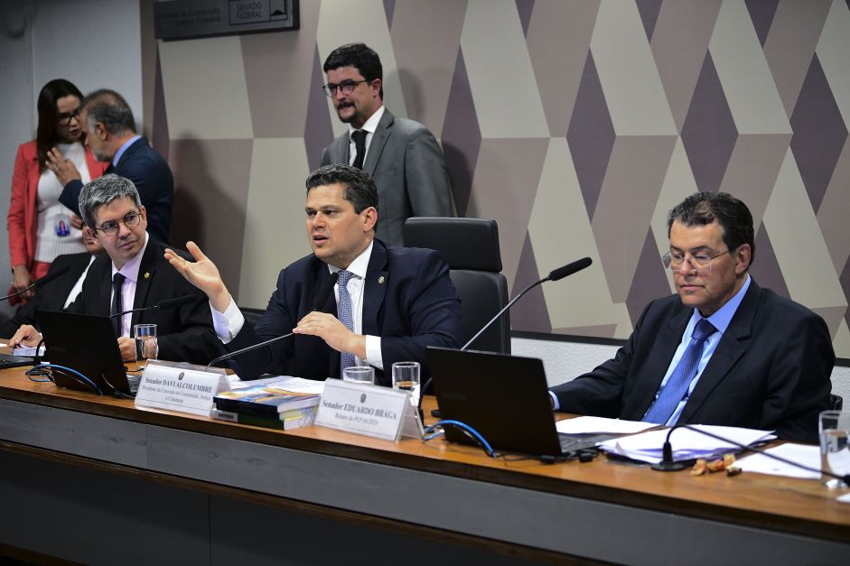 tributaria:-senadores-retiram-armas-e-bebidas-acucaradas-do-imposto seletivo