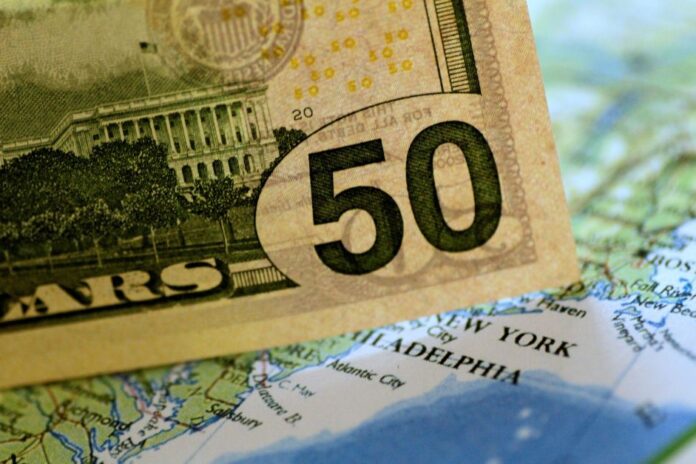 dolar-cai-mais-de-1%-na-abertura-apos-copom-acelerar-alta-dos-juros