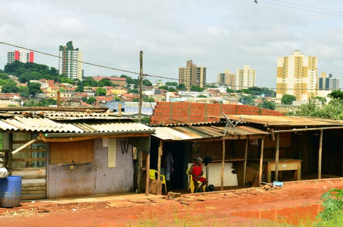 em-96-mil-casas,-paredes-externas-sao-de-tapume,-embalagens-e-andaimes