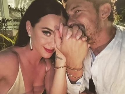 vestida-de-grinch,-katy-perry-revela-planos-de-cantar-para-os-vizinhos-no-natal
