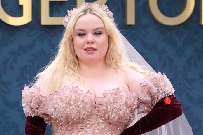 nicola-coughlan-diz-que-mae-ficou-“brava”-por-cena-sexy-em-bridgerton