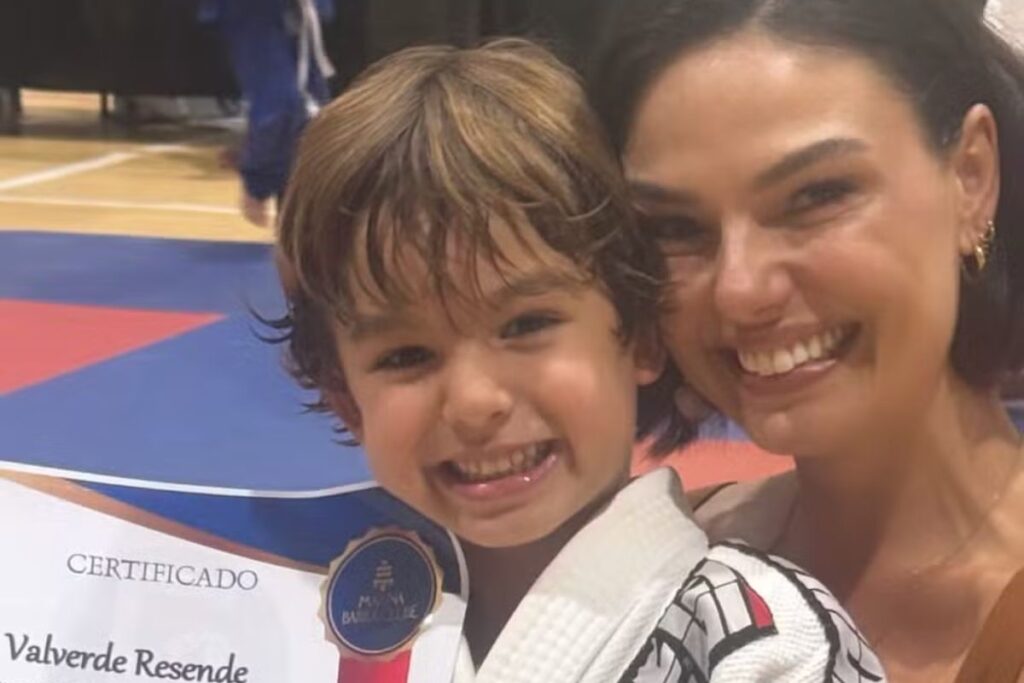 isis-valverde-vai-com-noivo-e-ex-marido-a-troca-de-faixa-do-filho
