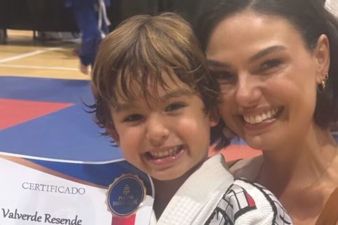 isis-valverde-vai-com-noivo-e-ex-marido-a-troca-de-faixa-do-filho