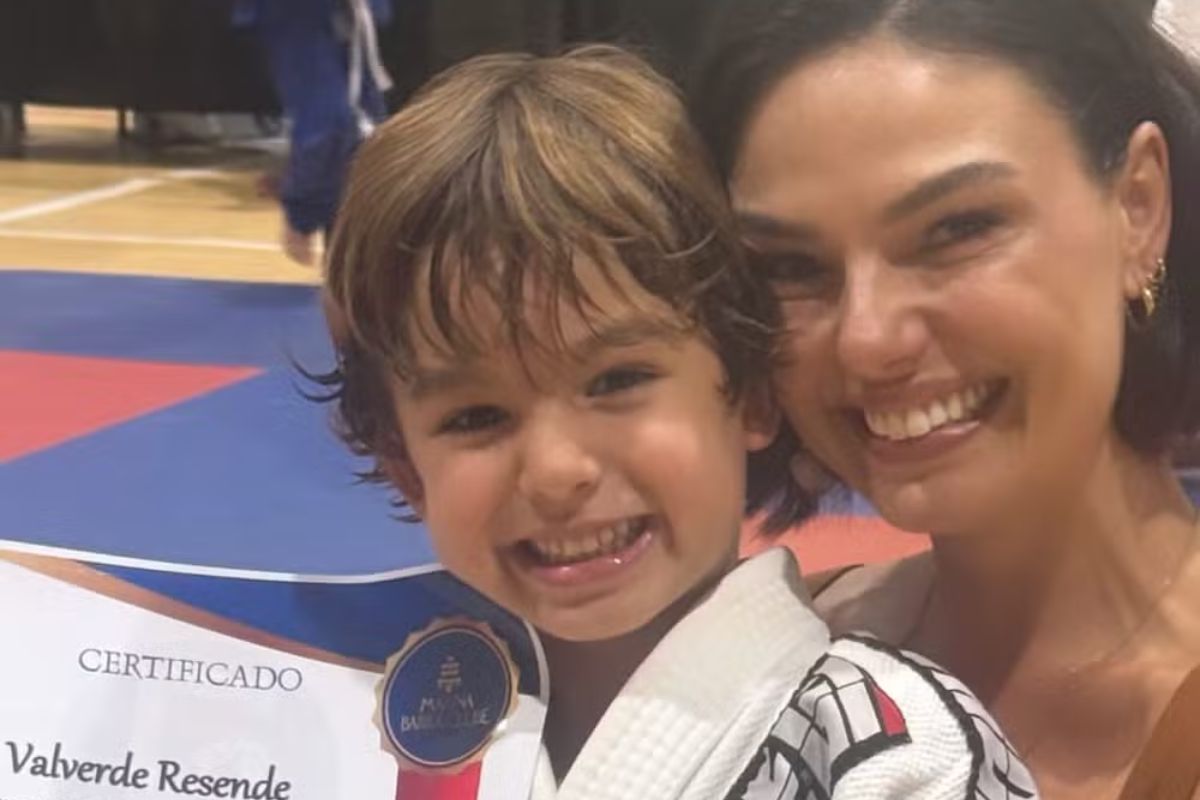 isis-valverde-vai-com-noivo-e-ex-marido-a-troca-de-faixa-do-filho