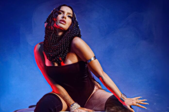 julia-rezende-lanca-“aditivada”-em-parceria-com-produtor-de-anitta