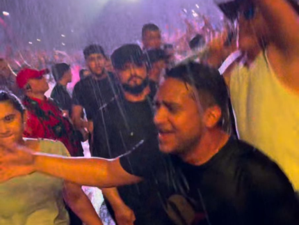 inimigo-do-fim:-juliano-curte-show-de-ze-vaqueiro-sob-chuva-apos-apresentacao-na-pb