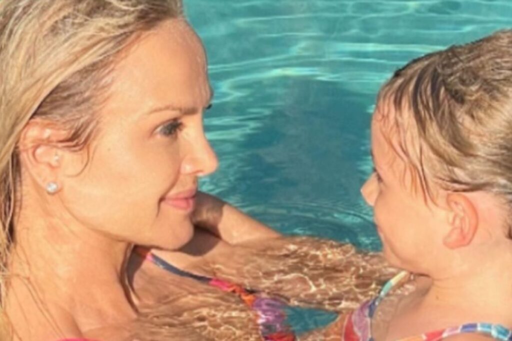 eliana-aproveita-domingao-na-piscina-com-a-filha-cacula