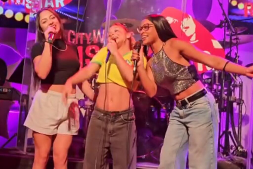 flavia-saraiva,-rebeca-andrade-e-julia-soares-cantam-juntas-em-karaoke