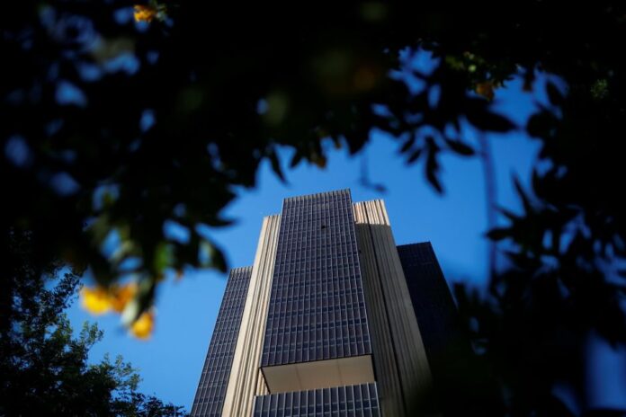 copom-diz-que-alta-do-dolar-e-pacote-fiscal-influenciaram-alta-da-selic