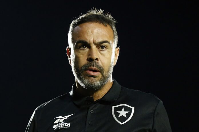 artur-jorge-afirma-que-permanece-no-botafogo:-“tenho-contrato”