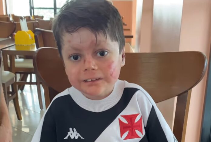 xodo-do-vasco,-pequeno-gui-e-eleito-torcedor-do-ano-pelo-fifa-the-best