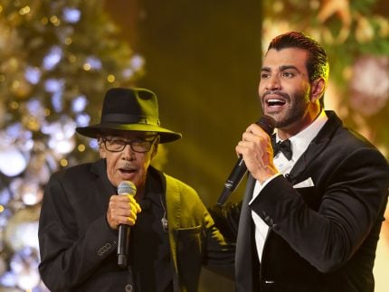 de-geracao-para-geracao!-gusttavo-lima-e-o-pai-fazem-apresentacao-emocionante-no-sbt