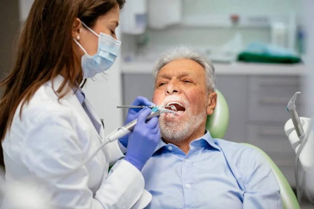 dentista-explica-a-importancia-dos-cuidados-bucais-na-terceira-idade