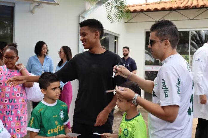 solidariedade:-estevao,-do-palmeiras,-visita-hospital-de-cancer