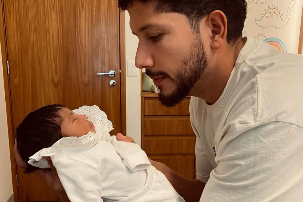 yuri-lima-compara-foto-de-quando-era-bebe-a-de-filha-com-iza