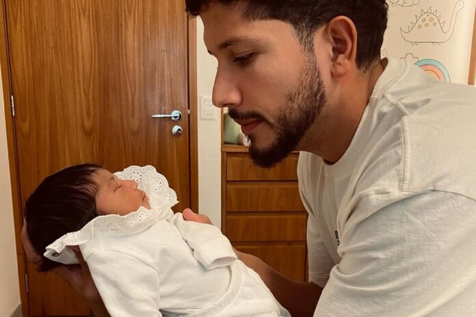 yuri-lima-compara-foto-de-quando-era-bebe-a-de-filha-com-iza