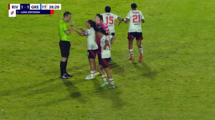 gremio-deixa-campo-apos-caso-de-racismo-em-jogo-contra-river-plate