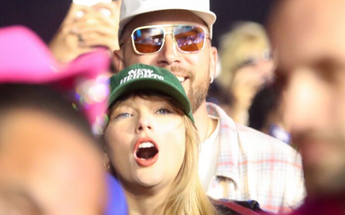 taylor-swift-e-travis-kelce-estao-usando-aneis-combinando