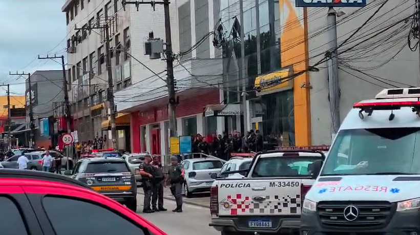 criminosos-se-rendem-e-policia-liberta-refens-em-assalto-a-banco-em-sp