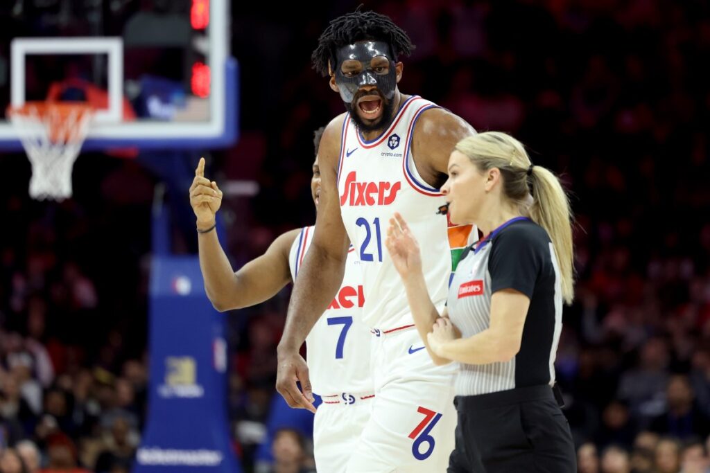 em-jogo-marcado-por-expulsao-de-embiid,-76ers-vencem-spurs-na-nba