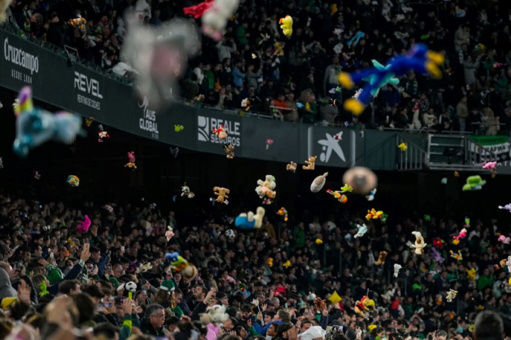 chuva-de-pelucias-do-real-betis-arrecada-20-mil-brinquedos-para-doacao