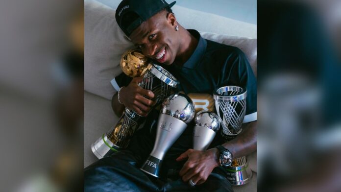 vini-jr.-posa-com-trofeus-conquistados-em-dezembro-em-post-de-natal