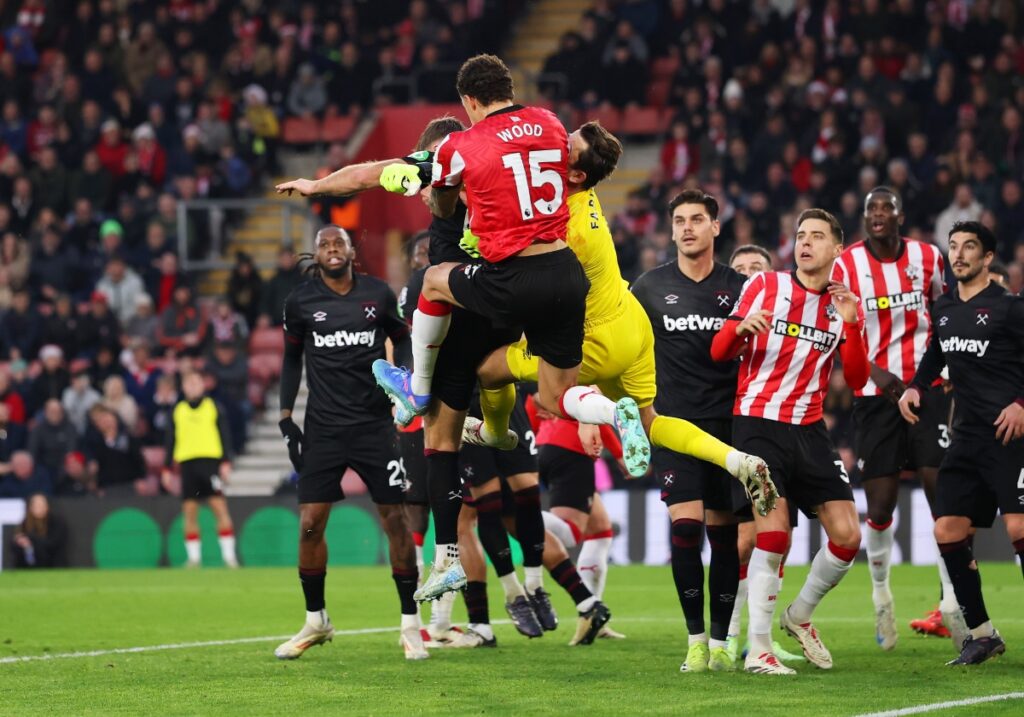 video:-goleiro-do-west-ham-e-retirado-de-maca-apos-pancada-na-cabeca