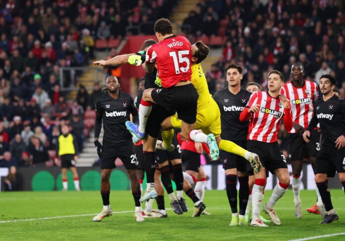 video:-goleiro-do-west-ham-e-retirado-de-maca-apos-pancada-na-cabeca