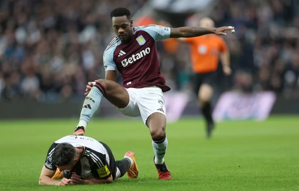 video:-jogador-do-aston-villa-e-expulso-por-pisao-em-zagueiro