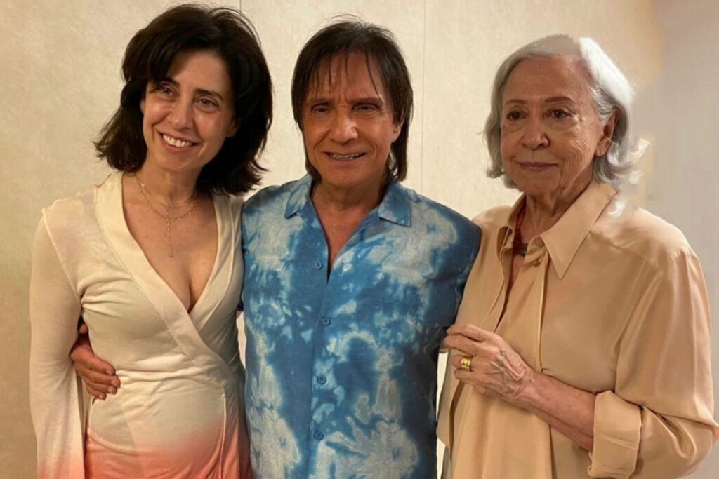 roberto-carlos-posa-com-fernanda-montenegro-e-fernanda-torres-e-encanta-fas