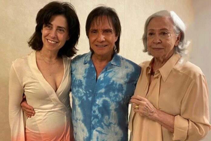 roberto-carlos-posa-com-fernanda-montenegro-e-fernanda-torres-e-encanta-fas
