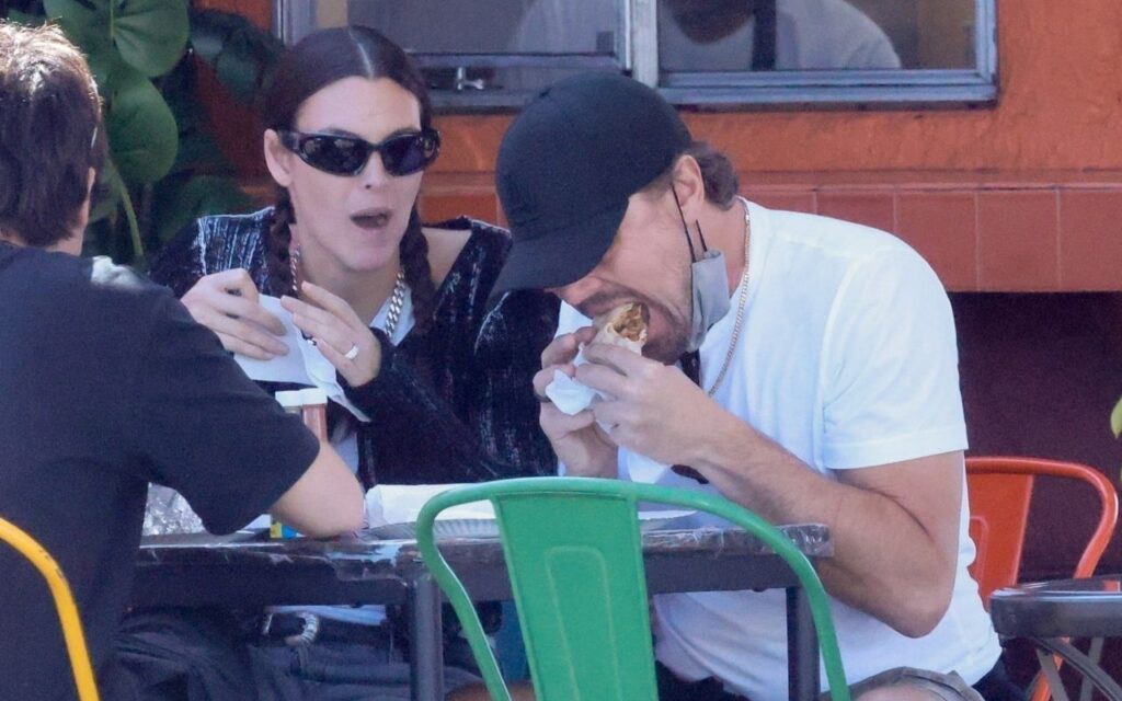 leonardo-dicaprio-esta-noivo-de-vittoria-ceretti?