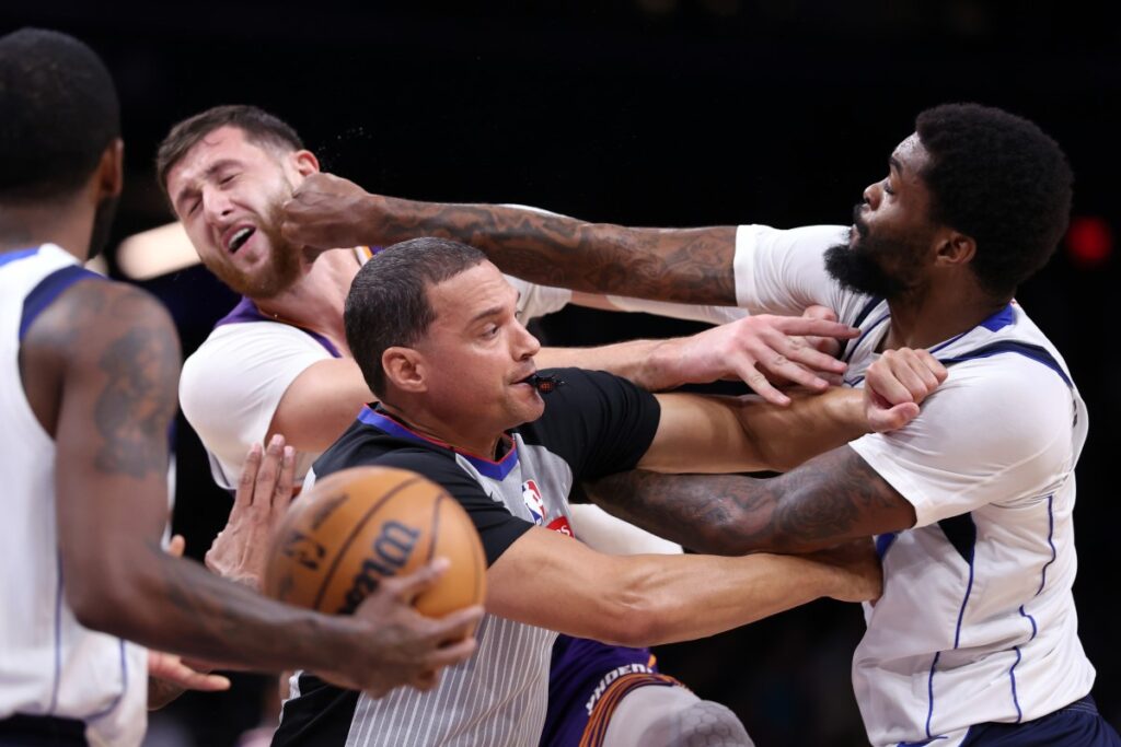 video:-nba-tem-briga-com-direito-a-empurrao,-soco-na-cara-e-3-expulsos