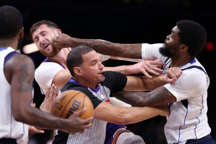 video:-nba-tem-briga-com-direito-a-empurrao,-soco-na-cara-e-3-expulsos
