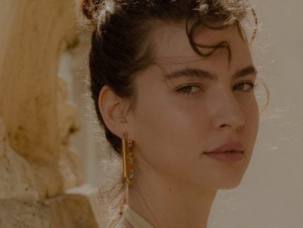 em-alta-na-globo,-alanis-guillen-lidera-elenco-de-serie-sobre-vampiros-e-lobisomens