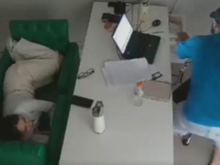 funcionaria-de-clinica-no-pr-diverte-web-com-reacao-“meiga”-a-assalto:-“tudo-bem?”