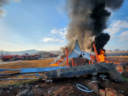 aviao-bate-em-muro,-explode-e-deixa-dezenas-de-mortos-na-coreia-do-sul