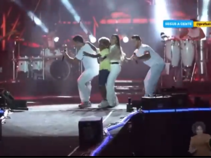 opa!-simone-mendes-convida-crianca-para-dancar-em-show-e-os-dois-levam-tombo