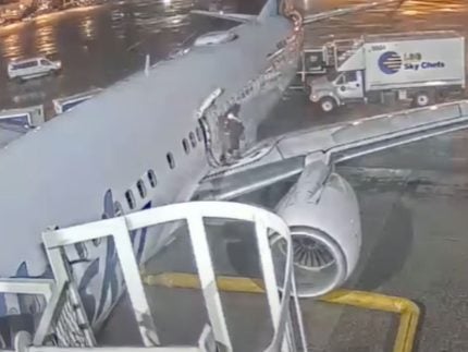 mulher-tem-crise-durante-voo-e-foge-pela-asa-do-aviao-ate-ser-retirada;-veja