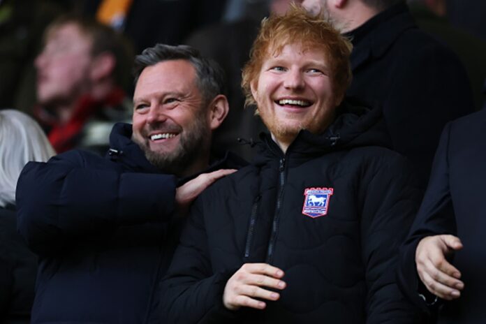 time-de-ed-sheeran-vence-1a-partida-em-casa-no-ingles-apos-22-anos