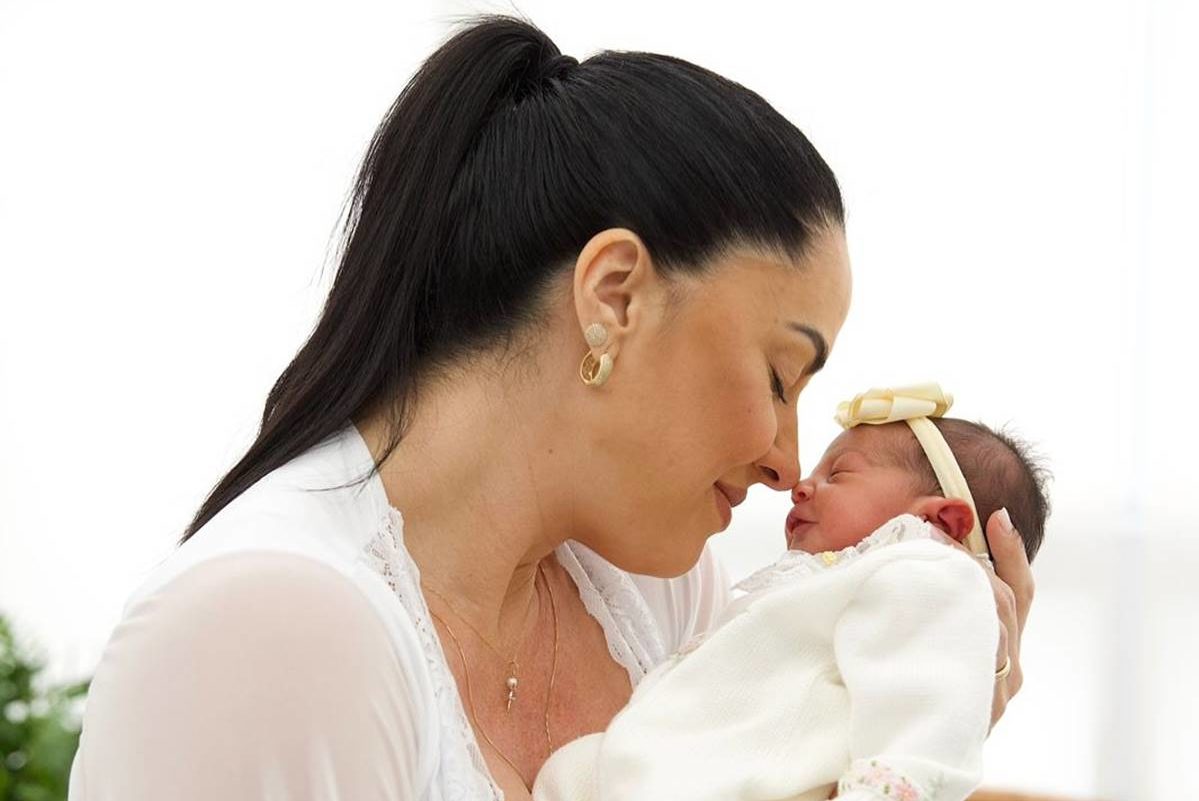 graciele-lacerda-publica-video-do-parto-da-filha-clara-e-se-emociona