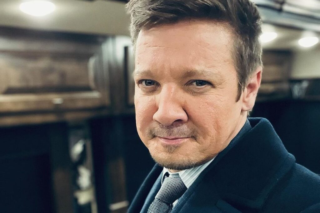jeremy-renner-celebra-“renascimento”-dois-anos-apos-grave-acidente