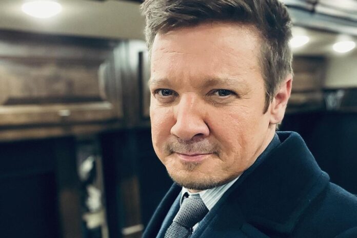 jeremy-renner-celebra-“renascimento”-dois-anos-apos-grave-acidente