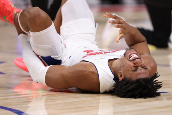 video:-jogador-dos-pistons-e-retirado-de-maca-apos-lesao