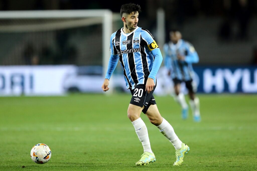 empresario-confirma-negociacao-de-meia-do-gremio-com-palmeiras